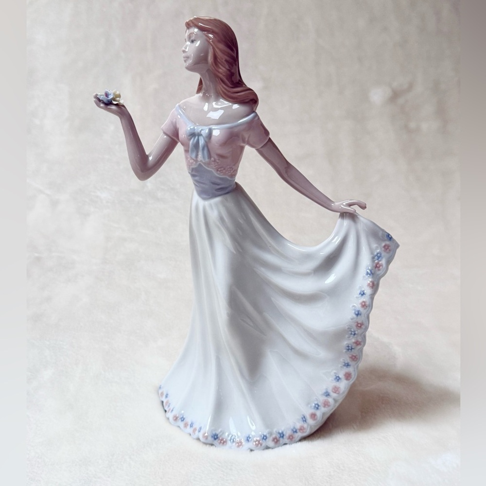 Nadal Porcelain Figurine “ Lady with flowers in Blue and Pink Accents. - Picture 3 of 11